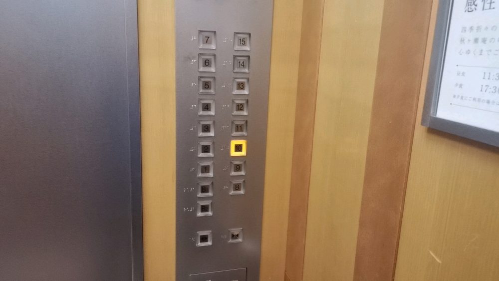 ラフレさいたまのエレベーターのパネル