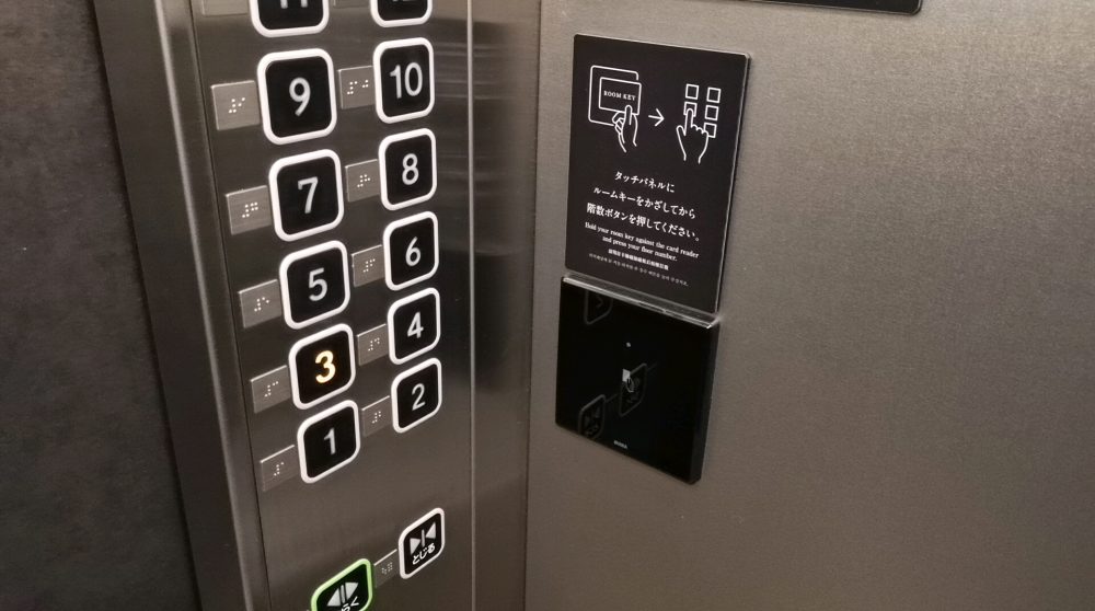 エレベーターはカード式