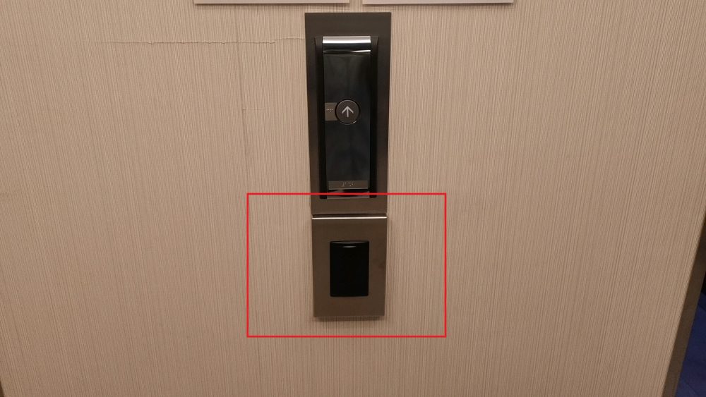 エレベーターはカードキー必須