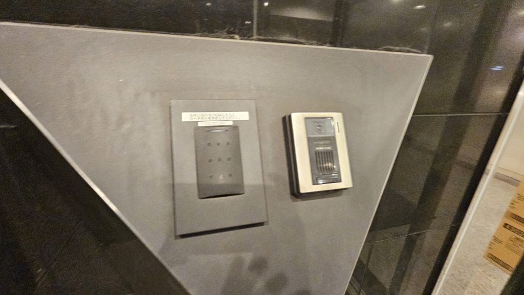 深夜の時間は施錠されるため、カードキーでの解錠が必須