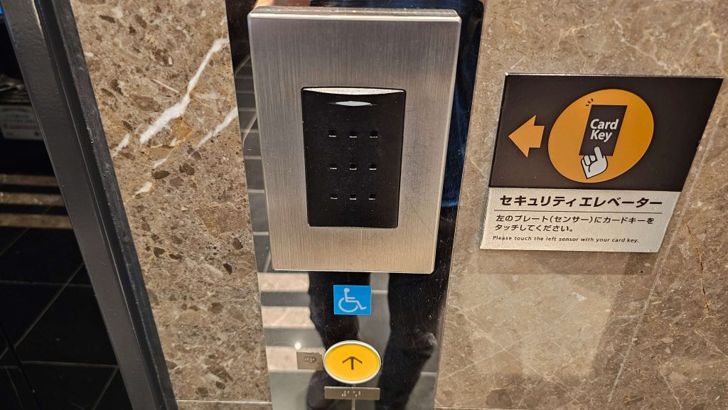 ただ、エレベーター利用時はカードキー必須