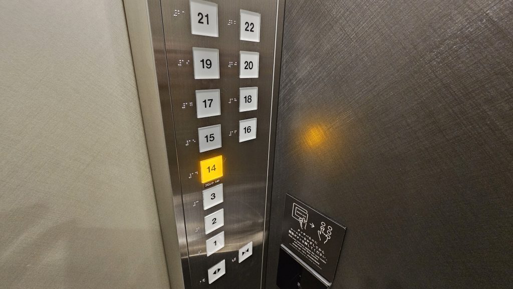 フロント階以上の客室に行くにはカードキー必須